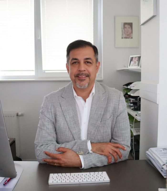 Dr. med. Afshin Moheb berät individuell bei der Haartransplantation